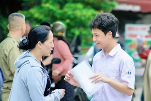Ra khỏi phòng thi, nhiều em phấn khởi, tự tin dự đoán mình sẽ đạt trên 8 điểm.