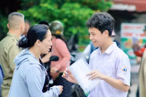  Ra khỏi phòng thi, nhiều em phấn khởi, tự tin dự đoán mình sẽ đạt trên 8 điểm.