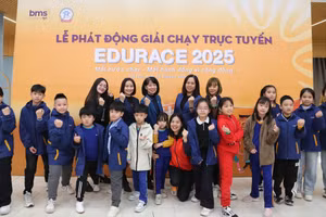 Nữ hoàng’ điền kinh Việt Nam Nguyễn Thị Huyền (áo đỏ, ngồi giữa) chụp ảnh với các vận động viên nhí và giáo viên BMS.