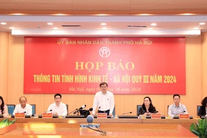 Chánh Văn phòng - Người phát ngôn của UBND TP Hà Nội Trương Việt Dũng chủ trì họp báo.