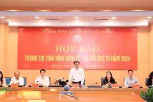 Chánh Văn phòng - Người phát ngôn của UBND TP Hà Nội Trương Việt Dũng chủ trì họp báo.