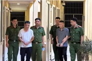 Chủ tịch, Phó Chủ tịch xã Tự Nhiên tại cơ quan công an.