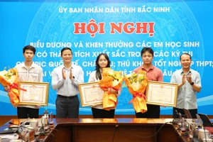 Chủ tịch UBND tỉnh Bắc Ninh Vương Quốc Tuấn (thứ 2 bên trái) và ông Mai Sơn, Phó Chủ tịch Thường trực UBND tỉnh Bắc Ninh trao Bằng khen cho 3 em học sinh đạt Huy chương tại các Kỳ thi Olympic quốc tế.