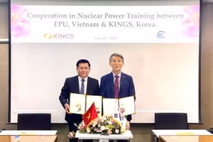 PGS.TS Đinh Văn Châu - Hiệu trưởng Trường Đại học Điện lực ký kết hợp tác với Giáo sư Lim Hak-kyu – Quyền Hiệu trưởng KINGS.