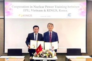PGS.TS Đinh Văn Châu - Hiệu trưởng Trường Đại học Điện lực ký kết hợp tác với Giáo sư Lim Hak-kyu – Quyền Hiệu trưởng KINGS.
