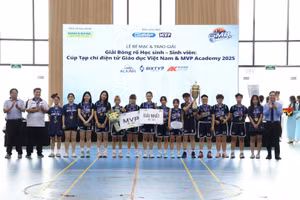 Ban tổ chức trao giải cho đội bóng giải Nhất. 