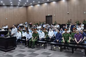 Các bị cáo tại phiên xét xử. Ảnh: Hồng Nguyên