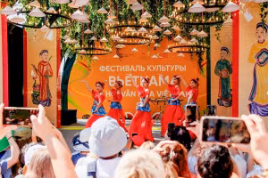 Sinh viên Việt Nam tại Nga biểu diễn múa hát nghệ thuật tại lễ hội.