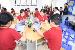 Học sinh sử dụng thành thạo thiết bị thông minh khai thác học liệu số.