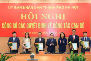 Chủ tịch UBND TP Hà Nội Vũ Đại Thắng trao các quyết định cho cán bộ được bổ nhiệm, điều động (Ảnh: VT).