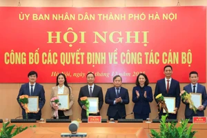 Chủ tịch UBND TP Hà Nội Vũ Đại Thắng trao các quyết định cho cán bộ được bổ nhiệm, điều động (Ảnh: VT).