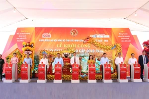Lãnh đạo tỉnh Bắc Ninh cùng các đại biểu thực hiện nghi thức khởi công dự án.