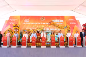 Lãnh đạo tỉnh Bắc Ninh cùng các đại biểu thực hiện nghi thức khởi công dự án.