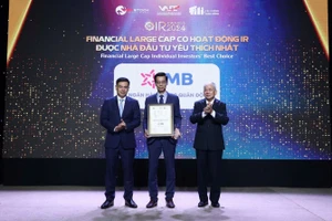 Ông Đàm Nhân Đức - Kinh tế trưởng đại diện MB nhận giải thưởng Financial Large Cap có hoạt động IR được Nhà đầu tư yêu thích nhất.