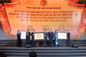 Ủy viên Bộ Chính trị, Chủ tịch Quốc hội Trần Thanh Mẫn trao Bằng xếp hạng di tích và bảo vật quốc gia tại buổi lễ.