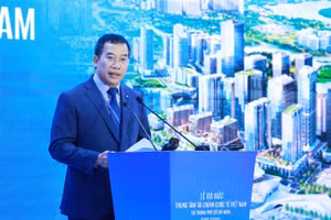 Ông Lưu Trung Thái, Chủ tịch Ngân hàng MB đón nhận Chứng nhận thành viên sáng lập Trung tâm tài chính quốc tế tại TP