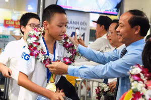  Phó Giám đốc Sở GD&ĐT Hà Nội Nguyễn Quang Tuấn chúc mừng học sinh Trường Newton đạt thành tích cao tại kỳ thi IMSO 2024.