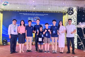 Nhà giáo Lê Thị Bích Dung – Phó Chủ tịch HĐQT và nhà giáo Hoàng Thị Mận – Hiệu trưởng chúc mừng các em học sinh tại Huế.