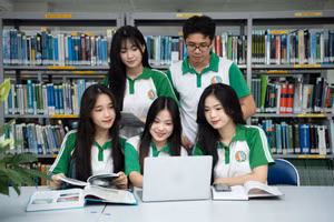 Sinh viên HUNRE trong môi trường học tập hiện đại.