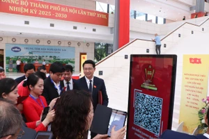 Đại biểu điểm danh tại Đại hội đại biểu Đảng bộ TP Hà Nội.