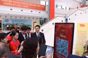 Đại biểu điểm danh tại Đại hội đại biểu Đảng bộ TP Hà Nội.