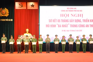 Công an TP Hà Nội khen thưởng nhiều tập thể, cá nhân có thành tích xuất sắc trong đợt thi đua “Ba nhất”.