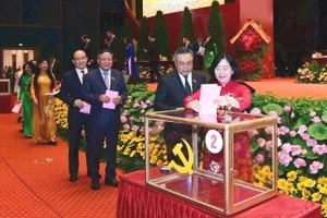 Bí thư Thành ủy Hà Nội Bùi Thị Minh Hoài và đại biểu tiến hành bỏ phiếu.