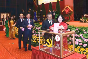 Bí thư Thành ủy Hà Nội Bùi Thị Minh Hoài và đại biểu tiến hành bỏ phiếu.