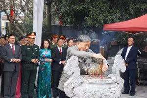 Tổng Bí thư Tô Lâm dâng hương tưởng nhớ Tổng Bí thư Nguyễn Văn Cừ.