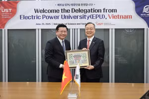 PGS.TS Đinh Văn Châu tặng quà lưu niệm cho Giáo sư Dae-Im Kang – Hiệu trưởng Đại học Khoa học và Công nghệ Hàn Quốc.