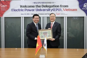 PGS.TS Đinh Văn Châu tặng quà lưu niệm cho Giáo sư Dae-Im Kang – Hiệu trưởng Đại học Khoa học và Công nghệ Hàn Quốc.