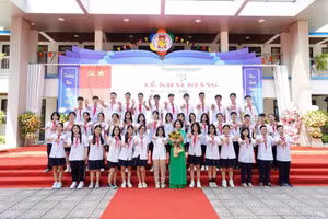 Cô giáo chủ nhiệm Nguyễn Thị Lan và tập thể lớp 9A2.