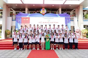 Cô giáo chủ nhiệm Nguyễn Thị Lan và tập thể lớp 9A2.