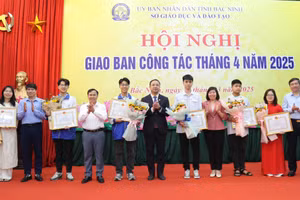 Giám đốc Sở GD&ĐT Bắc Ninh (thứ 6 từ phải sang) cùng lãnh đạo Sở chúc mừng các giáo viên, học sinh xuất sắc.