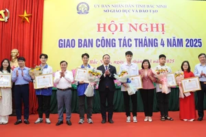 Giám đốc Sở GD&ĐT Bắc Ninh (thứ 6 từ phải sang) cùng lãnh đạo Sở chúc mừng các giáo viên, học sinh xuất sắc.