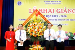 Ông Phạm Văn Thịnh tặng hoa chúc mừng Trường Phổ thông dân tộc nội trú tỉnh Bắc Ninh.