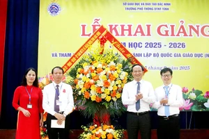 Ông Phạm Văn Thịnh tặng hoa chúc mừng Trường Phổ thông dân tộc nội trú tỉnh Bắc Ninh.