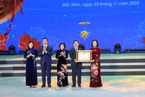 Phó Chủ tịch Quốc hội Nguyễn Thị Thanh tặng Bằng khen cho lãnh đạo tỉnh Bắc Ninh.