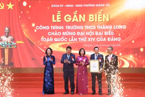 Phó Chủ tịch UBND TP Hà Nội Vũ Thu Hà trao Bằng Công nhận công trình chào mừng Đại hội XIV của Đảng.