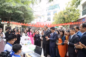 Thứ trưởng Thường trực Bộ GD&ĐT Phạm Ngọc Thưởng cùng đại biểu thăm mô hình STEM.