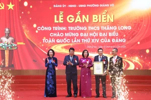 Phó Chủ tịch UBND TP Hà Nội Vũ Thu Hà trao Bằng Công nhận công trình chào mừng Đại hội XIV của Đảng.