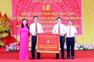 Thừa ủy quyền, lãnh đạo tỉnh Bắc Ninh trao tặng Cờ thi đua của Chính phủ cho tập thể Trường THPT Việt Yên số 2.