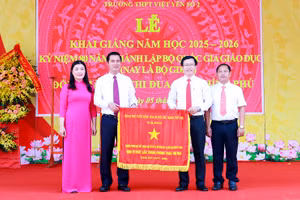 Thừa ủy quyền, lãnh đạo tỉnh Bắc Ninh trao tặng Cờ thi đua của Chính phủ cho tập thể Trường THPT Việt Yên số 2.