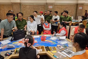Nhà cái và các đối tượng tham gia đánh bạc bị bắt quả tang.