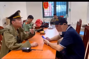 Ông Nguyễn Văn Đ. (áo đen) tại cơ quan Công an.