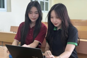Sinh viên Khoa Kinh tế thực hành giao dịch chứng khoán trên nền tảng thật.