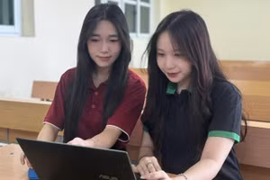 Sinh viên Khoa Kinh tế thực hành giao dịch chứng khoán trên nền tảng thật.