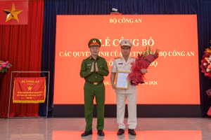 Thượng tướng Nguyễn Ngọc Lâm trao quyết định cho Thiếu tướng Dương Đức Hải.