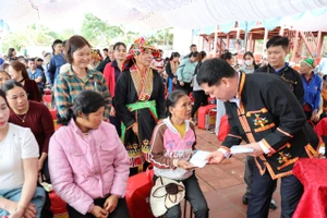 Bí thư Tỉnh ủy Bắc Ninh Nguyễn Hồng Thái trao quà cho người dân.