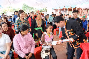 Bí thư Tỉnh ủy Bắc Ninh Nguyễn Hồng Thái trao quà cho người dân.